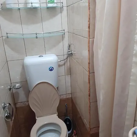 Стая Със Самостоятелен Санитарен Възел И Кухненски Бокс