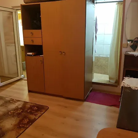 Стая Със Самостоятелен Санитарен Възел И Кухненски Бокс Warna