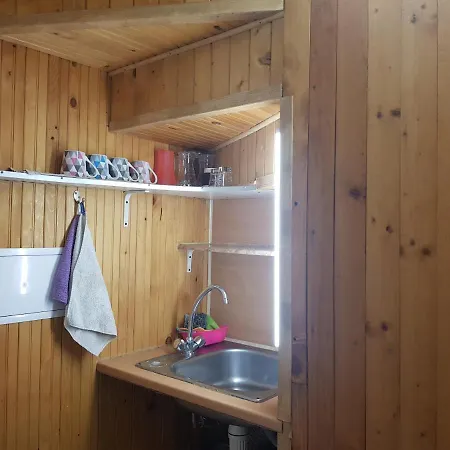 Стая Със Самостоятелен Санитарен Възел И Кухненски Бокс Warna